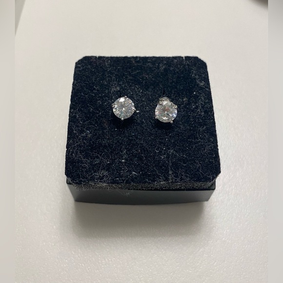 BRAND NEW Sterling Silver Stud Earrings - Picture 3 of 4